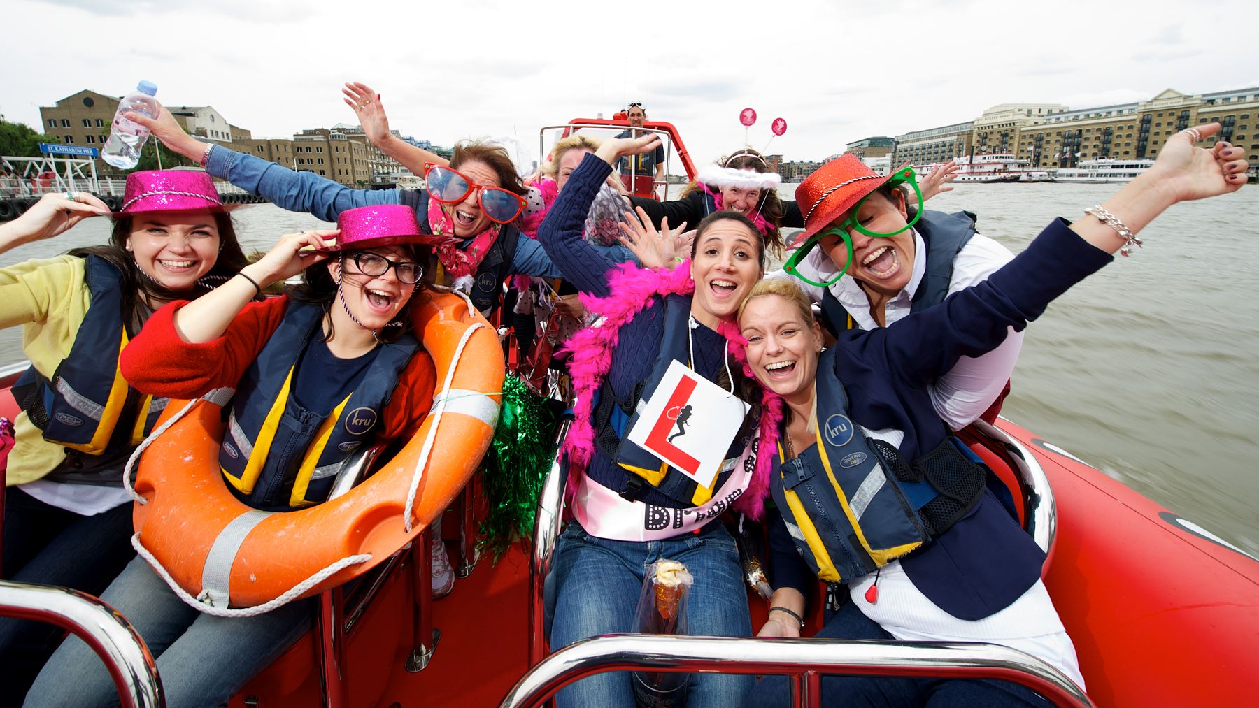 top-hen-party-ideas-london-thames-rockets